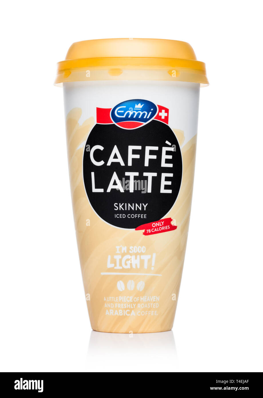 LONDON, Großbritannien - 15 April, 2019: Paper Cup von Emmi Caffe Latte skinny Iced kalten Kaffee auf Weiß Stockfoto