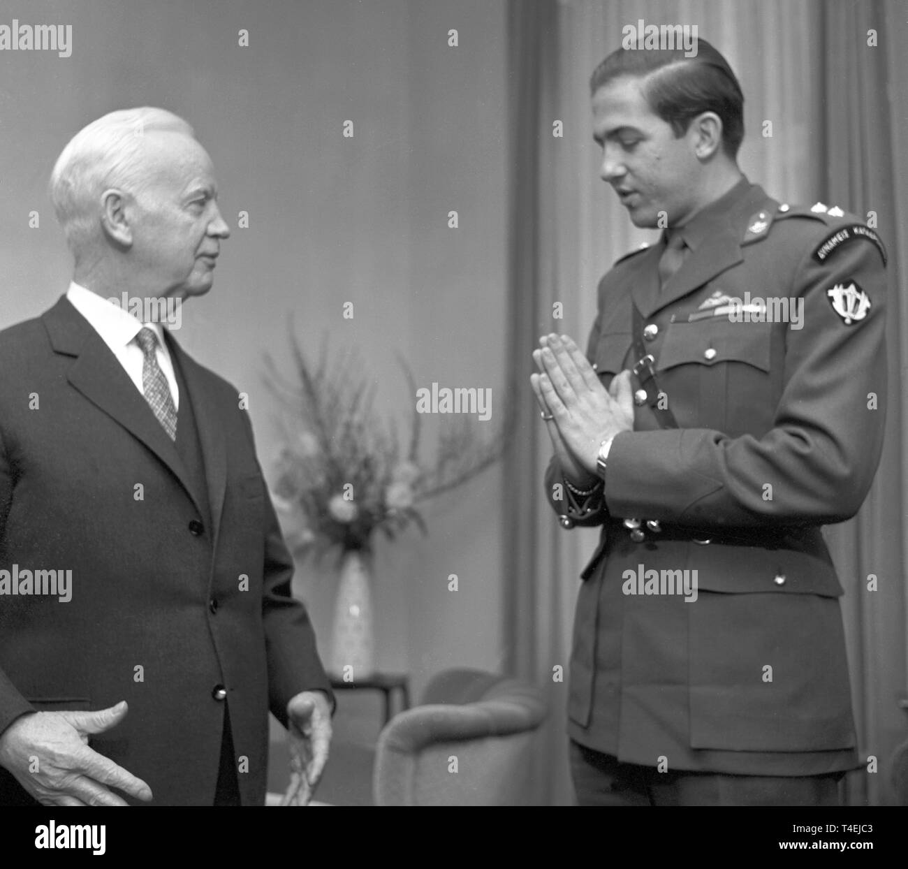 Der griechische Kronprinz Konstantin (r) trifft Bundespräsident Heinrich Lübke (l) Am 17. Januar 1963 bei seinem Besuch in Deutschland. | Verwendung weltweit Stockfoto