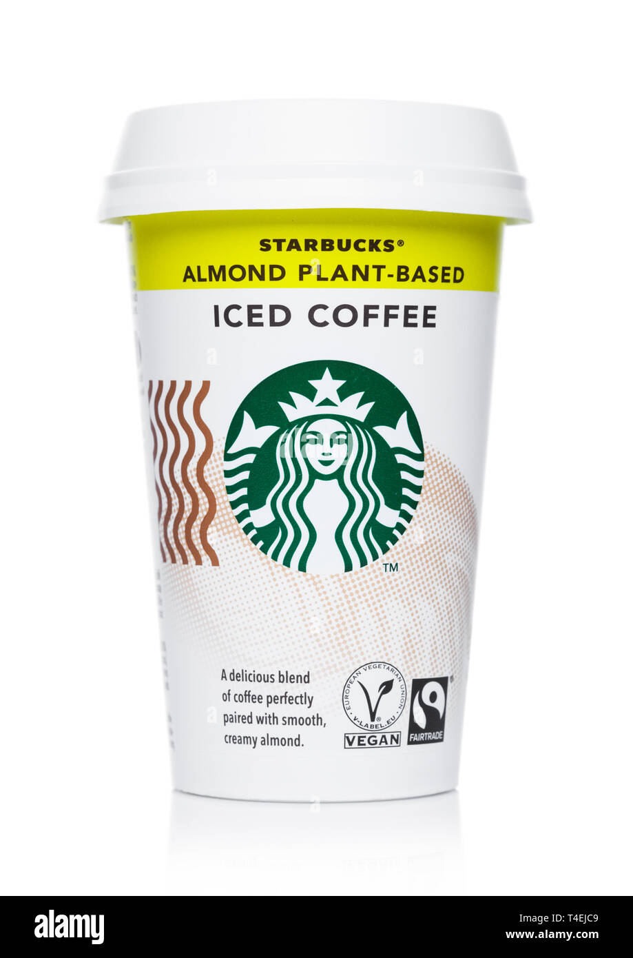 LONDON, Großbritannien - 15 April, 2019: Papier Tasse Starbucks Kaffee kalt mit Mandel auf pflanzlicher Basis Eiskaffee auf Weiß. Stockfoto