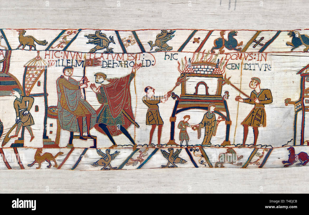 11. Jahrhundert mittelalterlichen Teppich von Bayeux - Szene 46 - ein Wächter informiert Wilhelm von Horold Armeen Bewegungen. Szene 47 - Williams Männer unten brennen ein Haus. Stockfoto