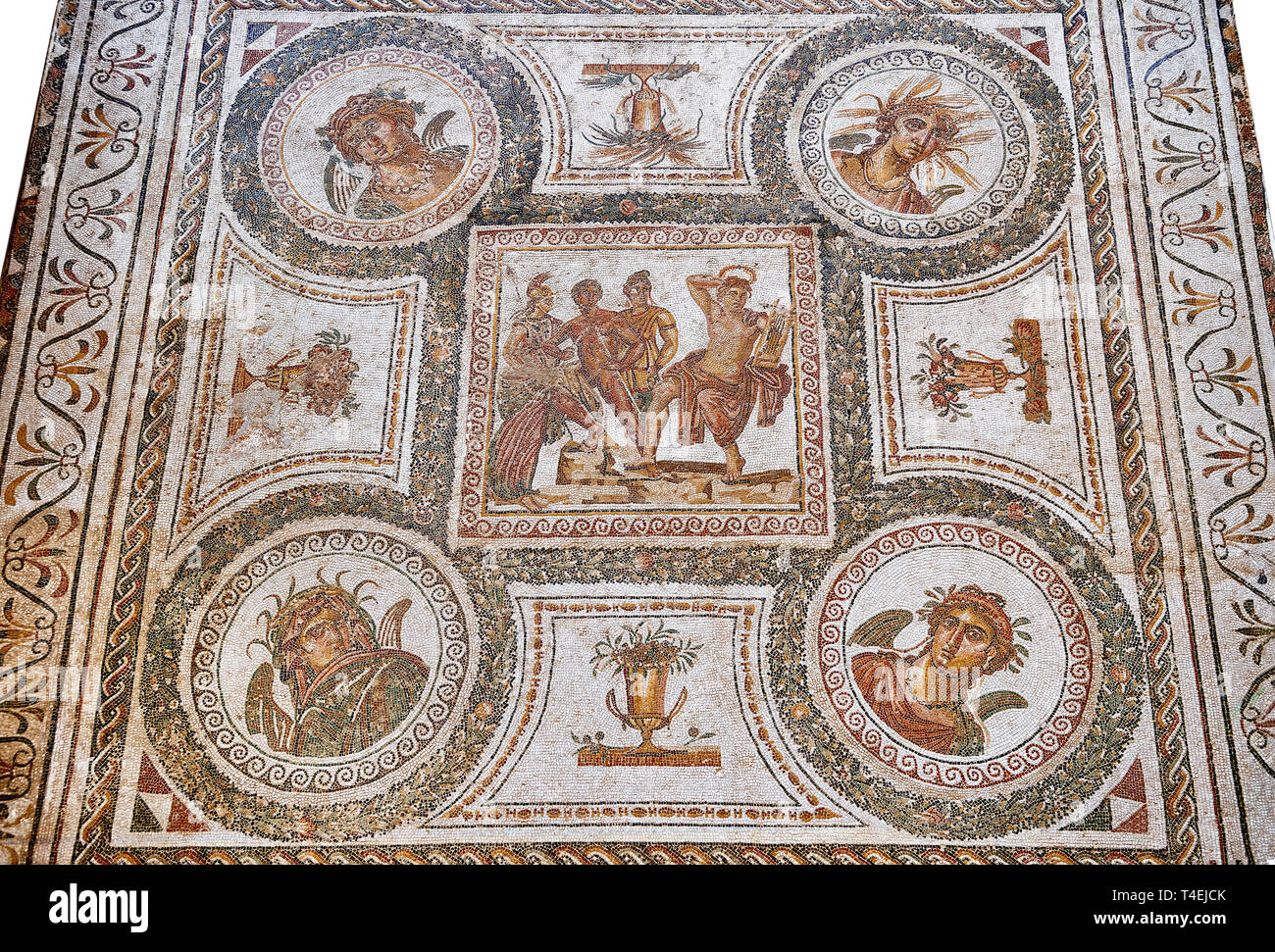 Römisches Mosaik in der Mitte der Sieg von Apollo, die Marsyas in der mytrhical Legende der vier Jahreszeiten gekrönt wird. Spät 2 ce Stockfoto