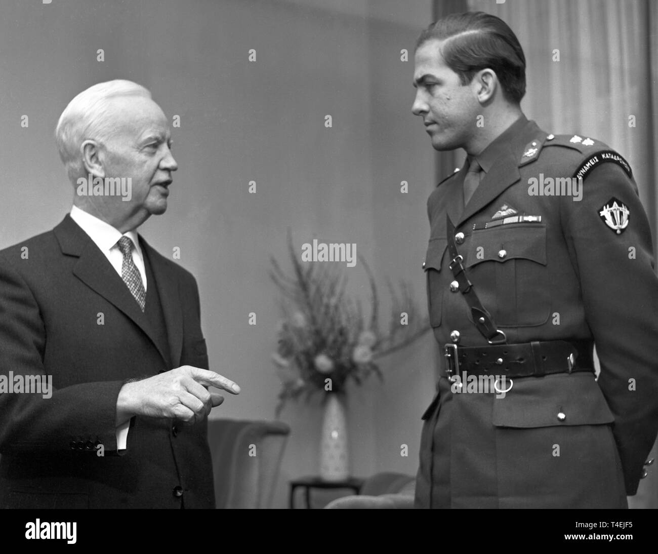 Der griechische Kronprinz Konstantin (r) trifft Bundespräsident Heinrich Lübke (l) Am 17. Januar 1963 bei seinem Besuch in Deutschland. | Verwendung weltweit Stockfoto