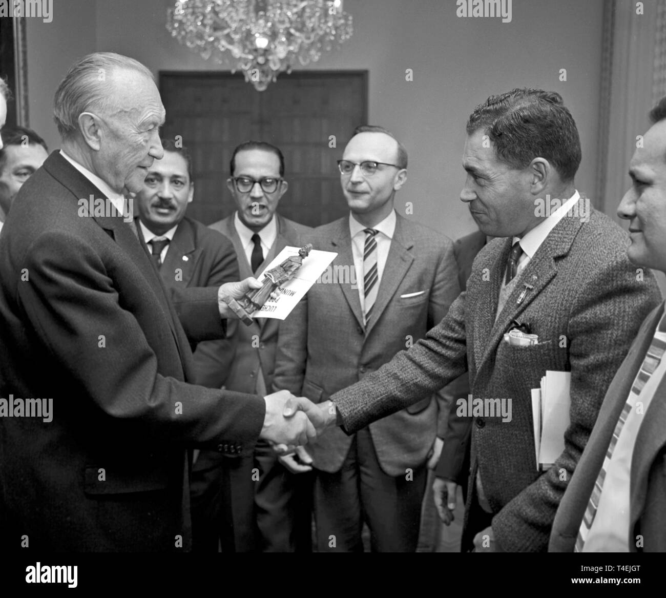 Bundeskanzler Konrad Adenauer (l) empfängt eine Delegation von 16 christlichen Gewerkschaftsführer aus Afrika, Asien und Südamerika. Das Bild zeigt S. Torza (r), der Präsident des Ausschusses aus Venezuela, Adenauer (l) eine Holzfigur als Geschenk. | Verwendung weltweit Stockfoto