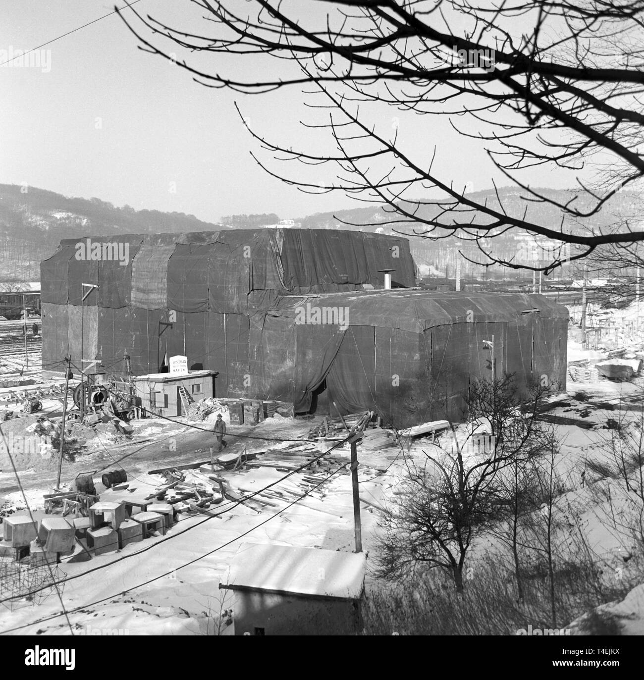 Die Elektrifizierung der Bundesbahn (übersetzt als "bundesbahn") in der Nähe von Hagen ist nicht Trotz des kalten Winter unterbrochen. Unter einem großen Zelt, die Bauarbeiten an der Trafostation Hagen-Hengstey kann bei Außentemperaturen bis zu 20 Grad unter Null ohne jegliche Störungen gehen. Das Bild zeigt die Trafostation, die in einem Zelt (Undatiertes Foto Archiv, 1963) gewickelt ist. | Verwendung weltweit Stockfoto