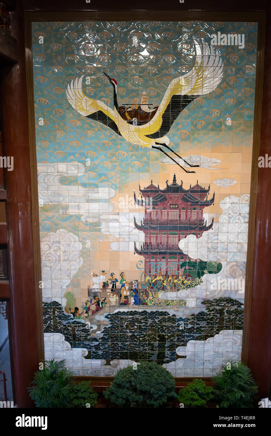 25. April 2018, Wuhan China: riesiges Mosaik in der gelben Kran Turm, der Turm und der Vogel in Wuhan Hubei China Stockfoto