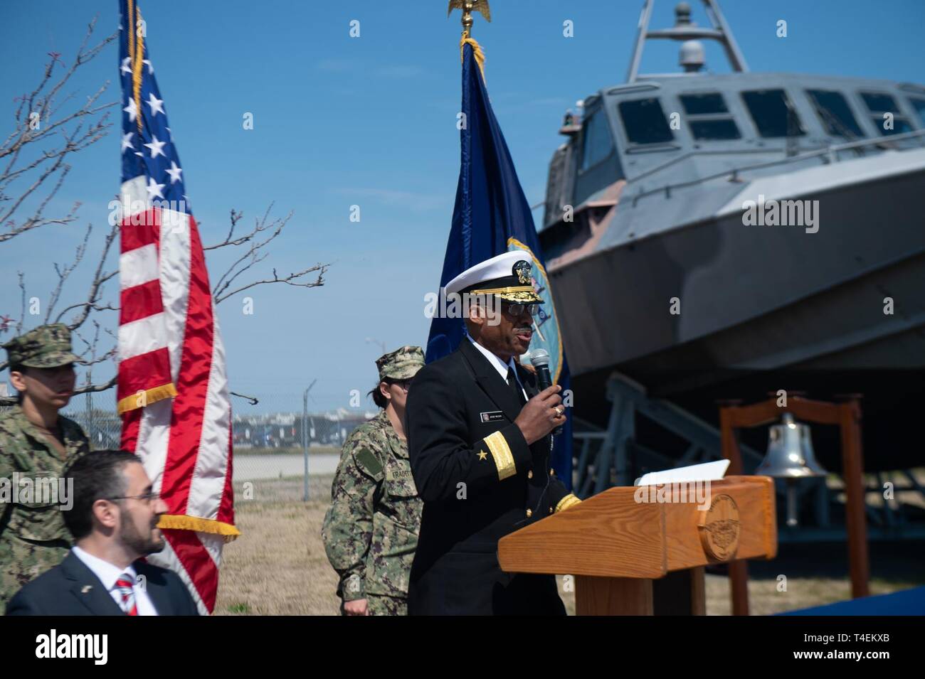 VIRGINIA BEACH (29. März 2019) hinten Adm. Jesse A. Wilson jr., Commander, Naval Surface Forces Atlantic, spricht mit Gästen während der Nationalen Vietnam Veterans Day Einhaltung auf gemeinsame Expeditionary Base wenig Creek-Fort Geschichte statt. Die Zeremonie abgehalten, um die Opfer und den Mut von Vietnam Veteranen zu ehren. Stockfoto