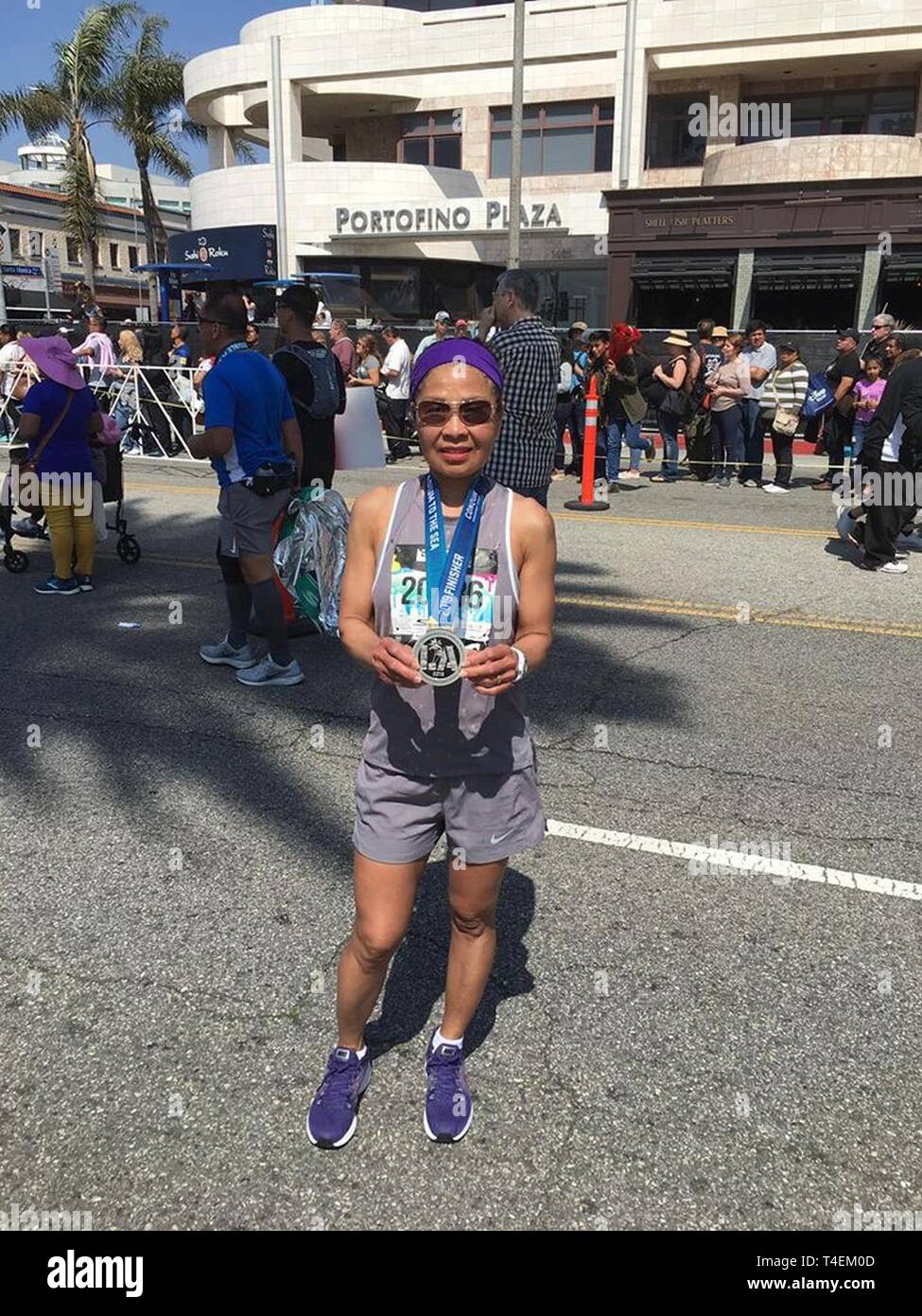 Rose Schwartz, Frau von Chip Schwartz, Betriebsleiter der Produktionsanlage Barstow, Marine Depot Wartung Befehl, Haltungen mit ihre Medaille, nachdem er in den LA Marathon, in Los Angeles, Calif., März 24. Dies war ihr erster Marathon, nachdem in vielen kürzeren Rennen über die Jahre laufen. Stockfoto