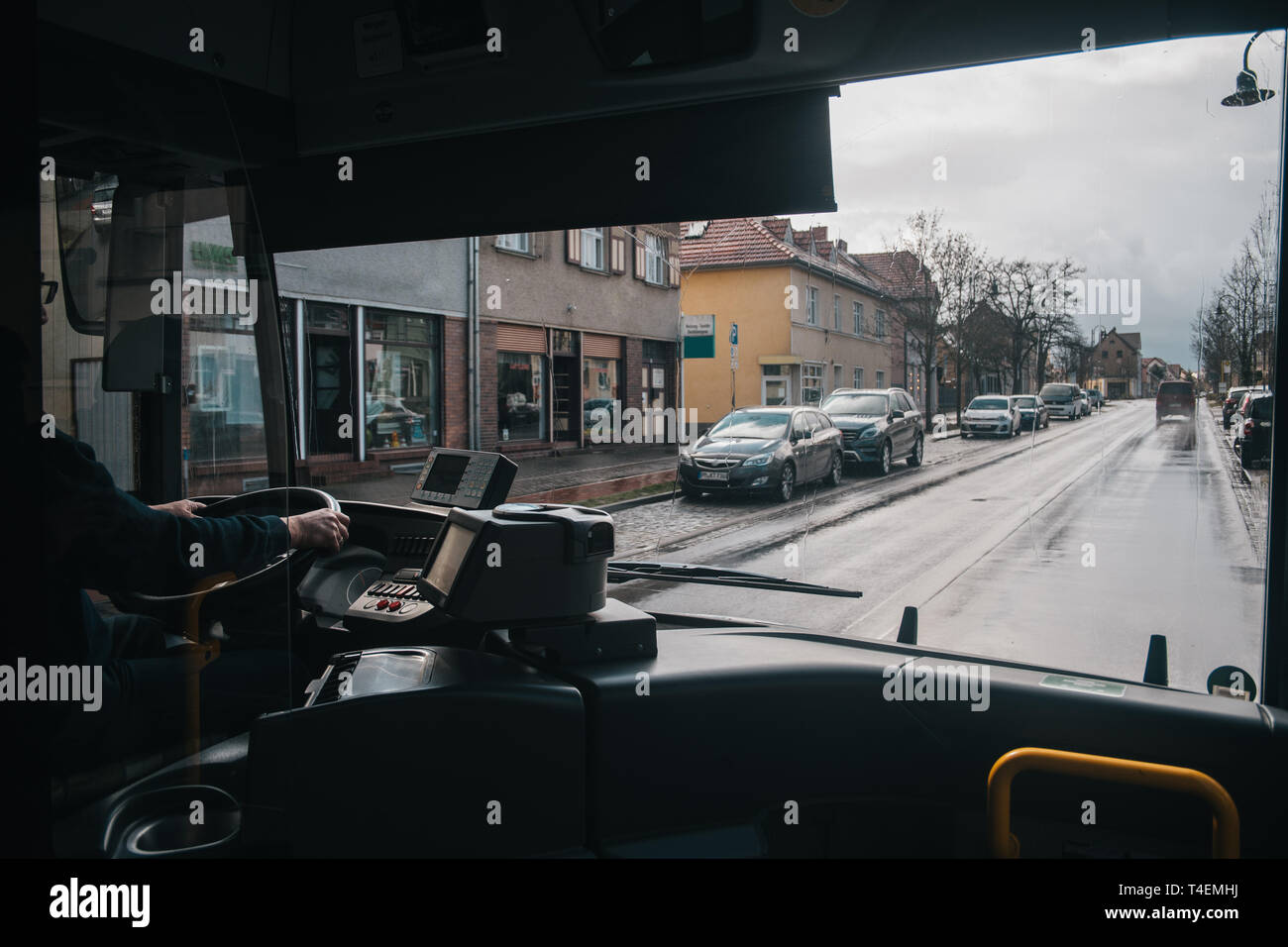 Moderne bus-Innenraum mit Treiber hand Stockfoto