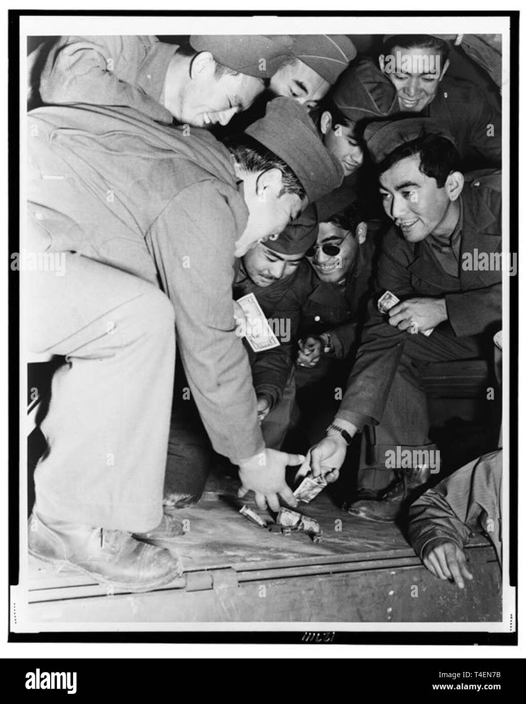 Die Mitglieder der U.S. Army 442nd Regimental Combat Team Play" galoppieren Domino" auf dem Bett von einem GI LKW im Camp Shelby, North Carolina, ca. Juni 1943. Stockfoto