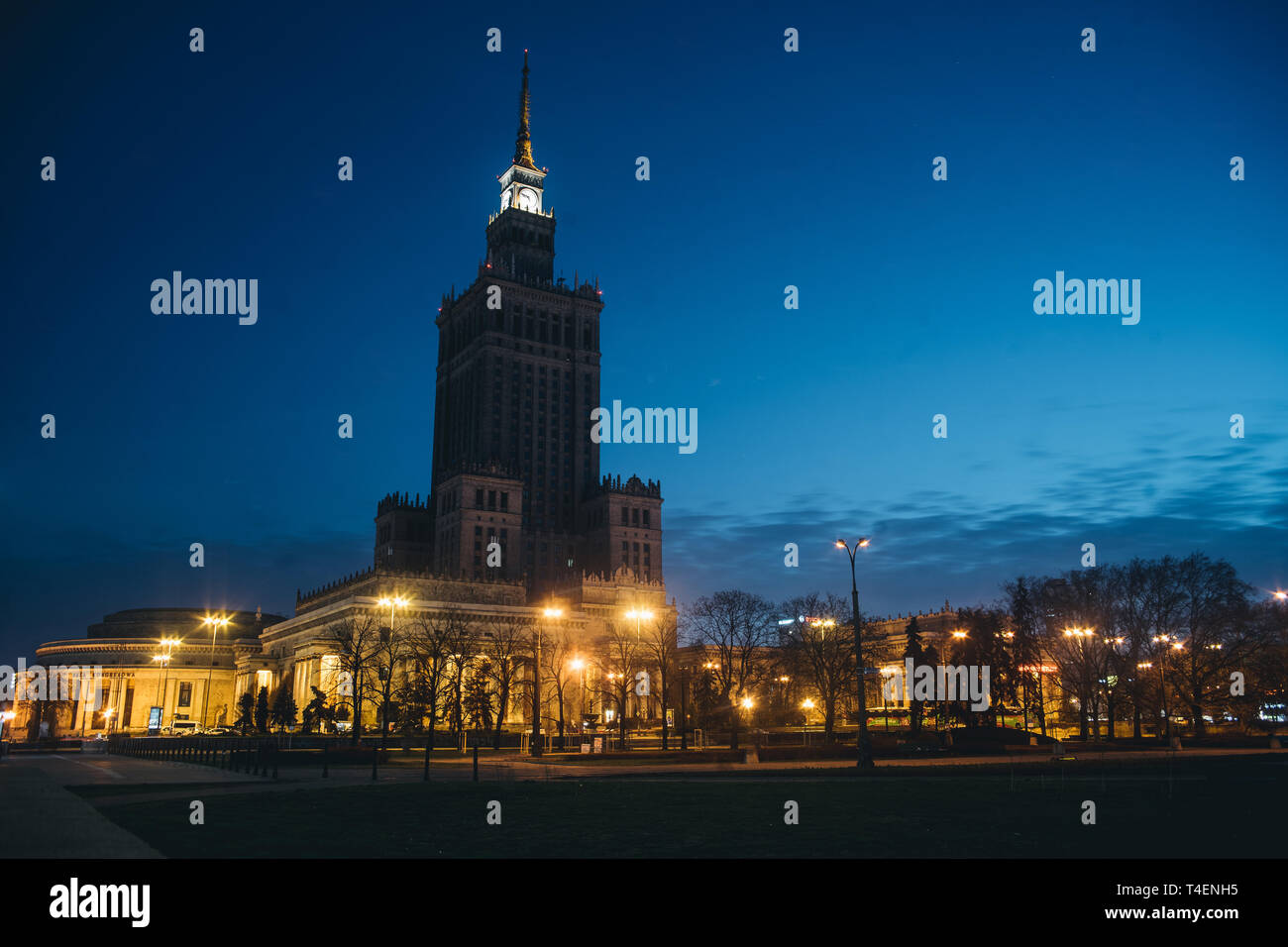 Nacht Foto mit beleuchteten Palast der Wissenschaft und Kultur in Warschau Stockfoto