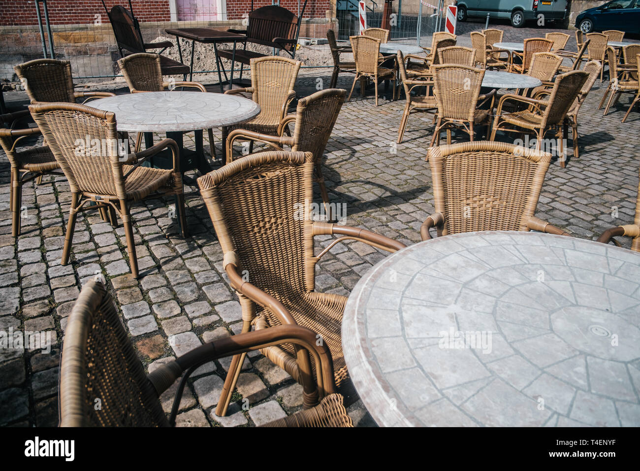 Blick auf leere Outdoor Cafe in Bad Bentheim, Deutschland, mit gemütlichen Dekorationen Stockfoto
