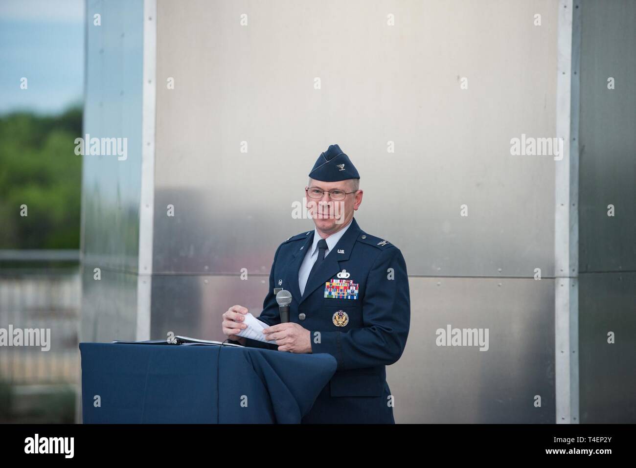 Us Air Force Colonel Scott Thompson, 502 d Installation Support Group Commander, präsentiert seine Bemerkungen bei der Hommage an Freiheit Skulptur Eröffnung, 27.03.2019, an der Ecke der US-Highway 90 und Militär. Die Veranstaltung markierte den Abschluss der Phase eins der Lackland Korridor Gateway Projekt. Entworfen von George Schroeder, der Kunst Skulptur Stück umfasst fünf Formen, die für die fünf Filialen der US-Streitkräfte, mit einem zentralen Obelisk nach dem Vorbild des Washington Monument. Stockfoto