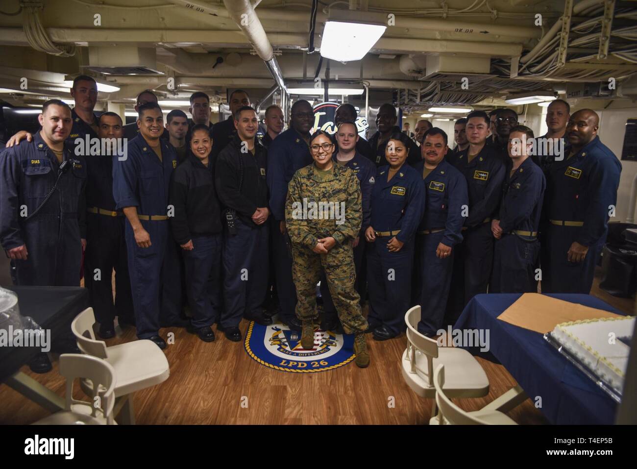 San Diego (1. April 2019) Die USS John Murtha (LPD S. 26) Chief's Verwirrung hält einen Kuchen schneiden Zeremonie zu Ehren der 126. Geburtstag des Navy Chief Petty Officer Rating auf dem Schiff Chaos Decks. USS John S. Murtha ist die 10 San Antonio-Klasse amphibious Transport dock Schiff der United States Navy und wird zu Ehren der Kongressabgeordnete John Murtha von Pennsylvania benannt und in San Diego homeported und ist Teil der Naval Surface Kräfte und USA 3 Flotte. Stockfoto