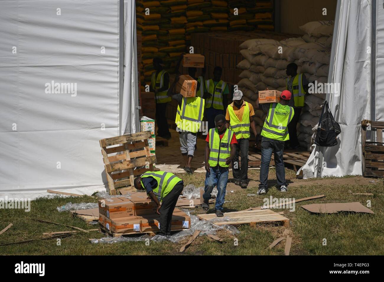 Das Welternährungsprogramm, das Essen - Unterstützung der Vereinten Nationen, stufen Hilfsgüter am Flughafen Beira, Mosambik, 2. April 2019, bei humanitären Hilfsaktionen in der Republik Mosambik und der umliegenden Gebiete nach dem Zyklon Idai. Mannschaften von Combined Joint Task Force-Horn in Afrika, die führenden US-amerikanischen Verteidigungsministerium unterstützt Hilfsmaßnahmen in Mosambik, begann der unmittelbaren Vorbereitung zu reagieren nach einem Aufruf zur Unterstützung der US-Agentur für Internationale Entwicklung Katastrophenhilfe Response Team. Stockfoto