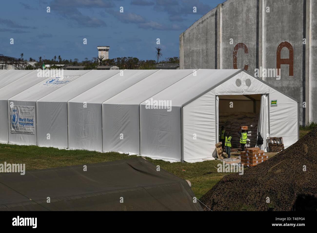 Das Welternährungsprogramm, das Essen - Unterstützung der Vereinten Nationen, stufen Hilfsgüter am Flughafen Beira, Mosambik, 2. April 2019, bei humanitären Hilfsaktionen in der Republik Mosambik und der umliegenden Gebiete nach dem Zyklon Idai. Mannschaften von Combined Joint Task Force-Horn in Afrika, die führenden US-amerikanischen Verteidigungsministerium unterstützt Hilfsmaßnahmen in Mosambik, begann der unmittelbaren Vorbereitung zu reagieren nach einem Aufruf zur Unterstützung der US-Agentur für Internationale Entwicklung Katastrophenhilfe Response Team. Stockfoto