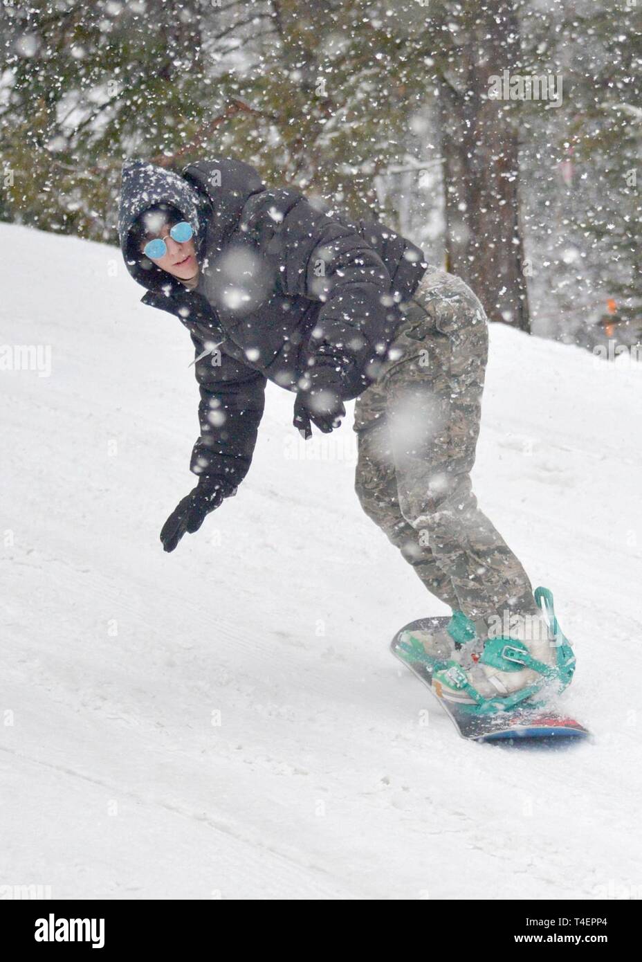 Us Air Force Airman Joey Curtis, 71st Aircraft Maintenance Unit CV-22 tiltrotor Wartung Lehrling, Snowboards bei Sipapu Ski Resort, Vadito, N.M., 22. März 2019. Flieger, dass die Ski Reise besucht wurden auf eine kostenlose Pizza zum Abendessen und eine geistige Fitness Workshop behandelt von der Kirtland Chaplain Corps gehostet werden. Stockfoto