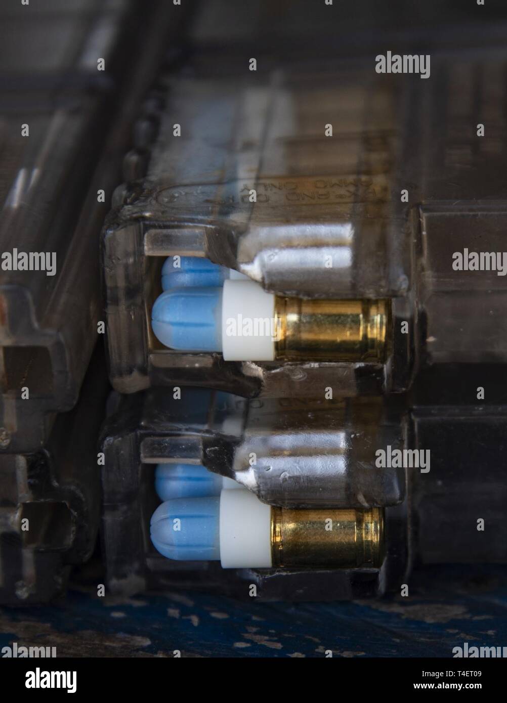 Farbe gefüllte 9mm Runden auf einem Tisch sitzen in Vorbereitung für eine Pacific Defender Sicherheitskräfte Experte Austausch zwischen der US Air Force und Philippine Air Force Security Forces Personal im Cesar Basa Air Base, Philippinen, 4. April 2019, als Teil der Übung Balikatan. Die USA ist stolz auf den Philippinen zu beteiligen - LED-Übung, um die Fähigkeiten im Bereich Entwicklung, Schulung, Taktiken, Techniken und Verfahren unserer Kräfte und über eine breite Palette von militärischen Operationen verbessert. Stockfoto