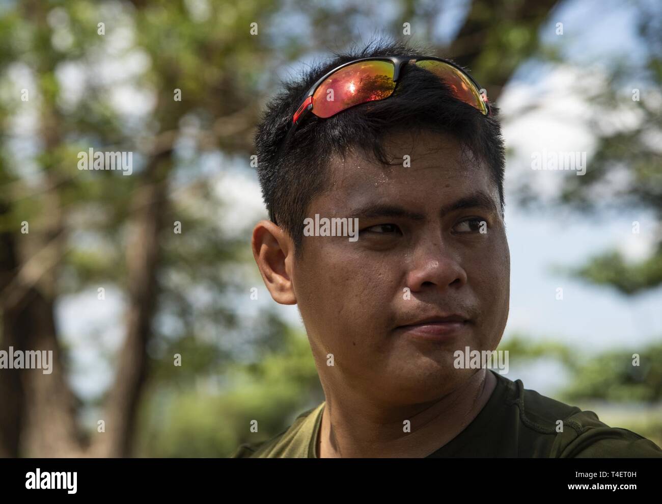 Philippinische Luftwaffe Flieger 2. Klasse Jomel Adona nimmt eine Pause während einer pazifischen Defender Sicherheitskräfte Experte Exchange im Cesar Basa Air Base, Philippinen, 4. April 2019, als Teil der Übung Balikatan. Die Übung hilft eine hohe Bereitschaft und Reaktionsfähigkeit zu erhalten, und es verbessert die kombinierten militärischen Beziehungen und Fähigkeiten. Adona ist ein Eingeborener von Candijay, Bohol, Philippinen, und ein Wachmann auf den Boden 554th Base Air Defence Gruppe zugeordnet. Stockfoto