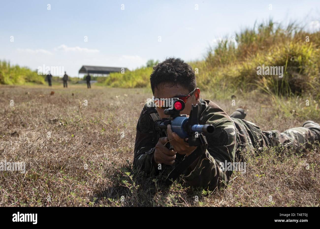 Philippinische Luftwaffe Flieger 2. Klasse Jomel Adona führt eine Bauchlage während einer pazifischen Defender Sicherheitskräfte Experte Exchange Bohrer an Cesar Basa Air Base, Philippinen, 4. April 2019, als Teil der Übung Balikatan. Balikatan ist eine jährliche Übung zwischen den USA und den Philippinen und kommt aus dem Tagalog und bedeutet Schulter-zu-Schulter", die die Partnerschaft zwischen den beiden Ländern. Die Übung hilft eine hohe Bereitschaft und Reaktionsfähigkeit zu erhalten, und es verbessert die kombinierten militärischen Beziehungen und Fähigkeiten. Adona ist ein Eingeborener von Cand. Stockfoto
