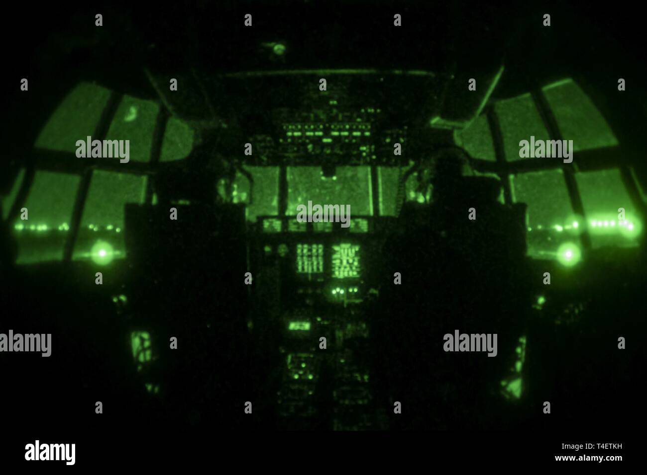 Us Marine Corps 1. Lt Susan Plunkett, Links, und Kapitän John Coutoumas Bereite in einem KC-130J Super Hercules an der Clark Air Base, Philippinen, 4. April 2019, während der Übung Balikatan. Balikatan ist eine jährliche Übung zwischen den USA und den Philippinen und kommt aus dem Tagalog und bedeutet Schulter-zu-Schulter", die die Partnerschaft zwischen den beiden Ländern. Die Übung fördert die regionale Sicherheit und den humanitären Bemühungen für US-Verbündeten und Partnern. Plunkett und Coutoumas sind KC-130 Piloten mit Marine Antenne Refueler Transport Squadron 152. Stockfoto