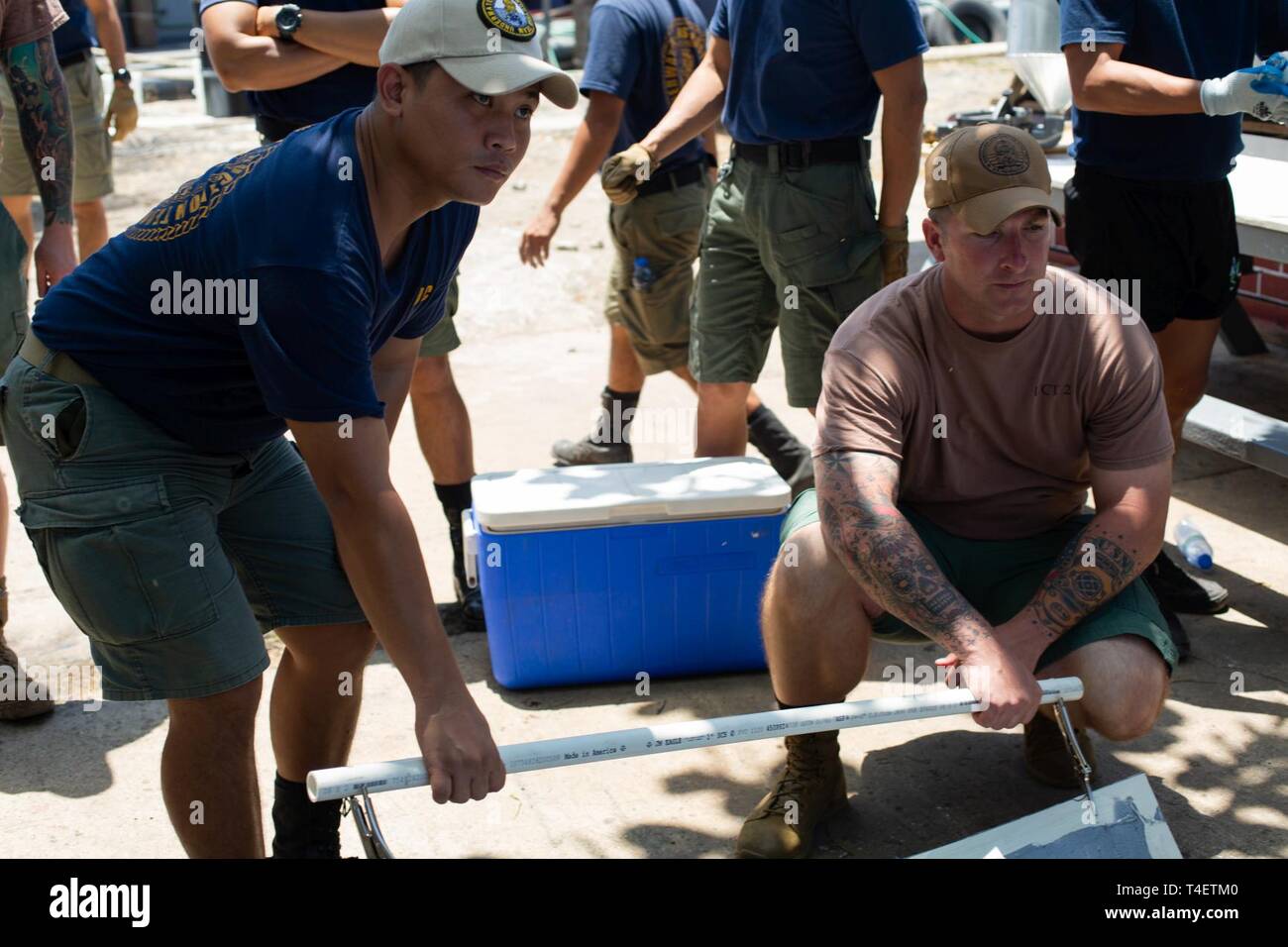 U.S. Navy Chief Petty Officer Cody Oswald bereitet zur Unterstützung bei der Durchführung einer epoxy Mischung für die Ausbildung haufen Sangley Point Air Base, San Antonio, Cavite City, Cavite, Philippinen, während PileMedic Training als Teil der Übung Balikatan, 4. April 2019. Balikatan, in seiner 35. Iteration, bietet die Möglichkeit, für die Streitkräfte der Philippinen und US-Streitkräfte Best Practices und Verfahren auszutauschen, um die Interoperabilität zu erhöhen und die multilateralen Beziehungen stärken. Oswald, ein Eingeborener von Tahlequah, Oklahoma, ist ein Beschäftigter der Chief mit Unterwasser Bau Team 2, 30 Na Stockfoto