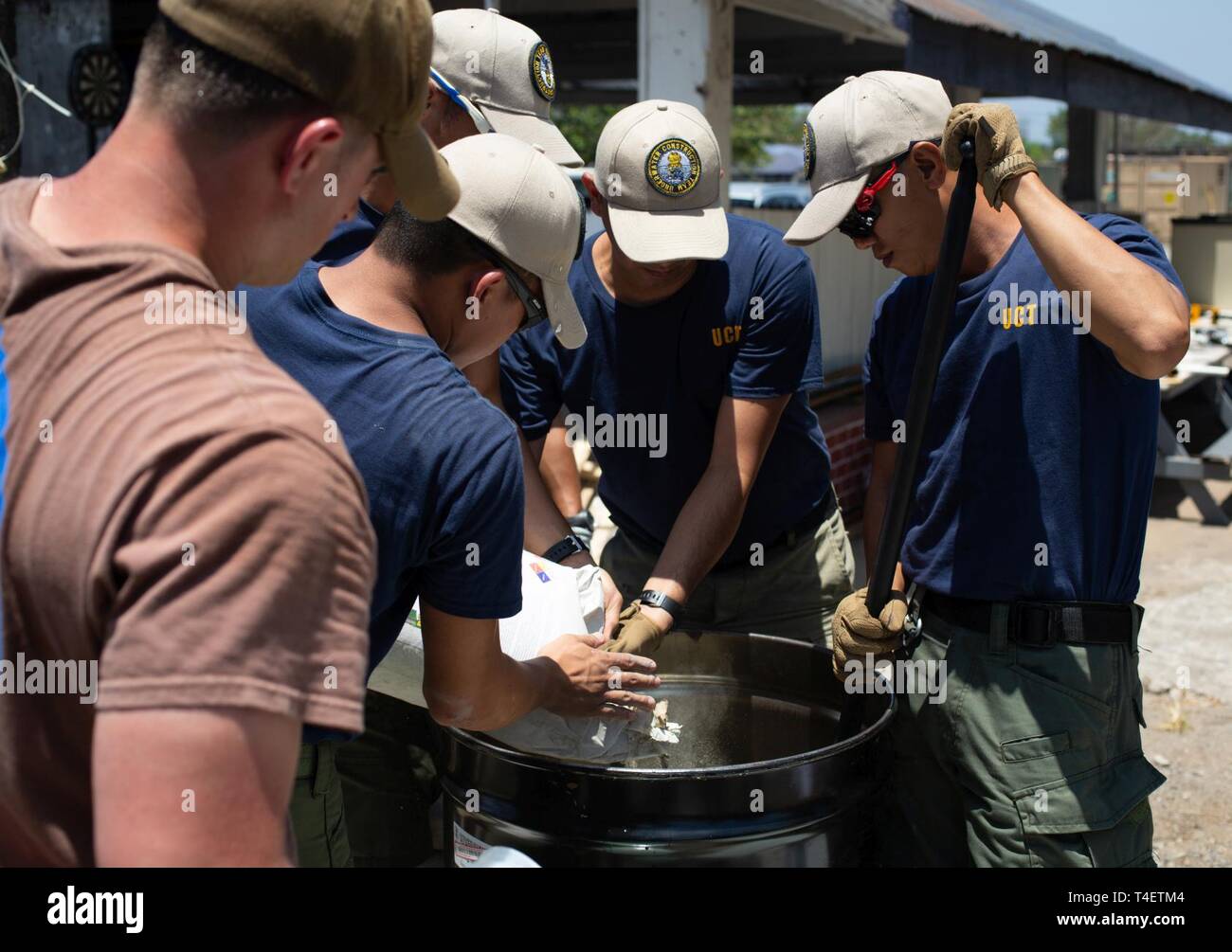 U.S. Navy Petty Officer 2nd class Kyle Foresman und philippinische Marine Seeleute Mix Zement bei Sangley Point Air Base, San Antonio, Cavite City, Cavite, Philippinen, während PileMedic Ausbildung als Teil der Übung Balikatan, 4. April 2019. Balikatan, in seiner 35. Iteration, bietet die Möglichkeit, für die Streitkräfte der Philippinen und US-Streitkräfte Best Practices und Verfahren auszutauschen, um die Interoperabilität zu erhöhen und die multilateralen Beziehungen stärken. Foresman, ein Eingeborener von Suffolk, Virginia, ist ein Builder mit Unterwasser Bau Team 2, 30 Schiffbau Regiment, in Stockfoto