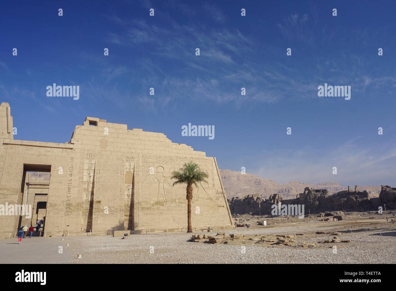 Luxor, Ägypten: Touristen besuchen Medinet Habu, der Totentempel von Ramses III., einen wichtigen neuen Königreich Struktur auf dem Westufer des Nil. Stockfoto