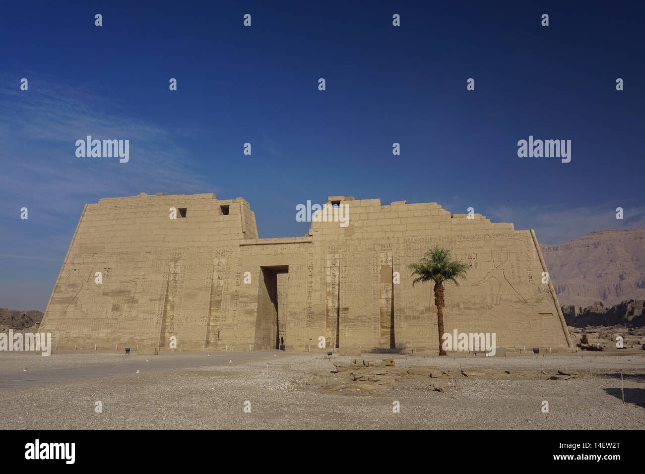 Luxor, Ägypten: Die ersten Pylon von Medinet Habu, Neues Reich Totentempel von Ramses III. auf dem Westufer des Nil. Stockfoto