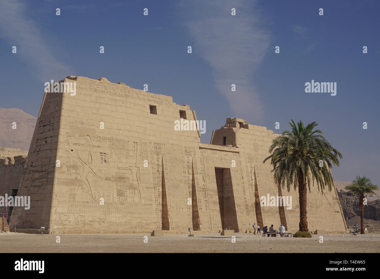 Luxor, Ägypten: Die ersten Pylon von Medinet Habu, Neues Reich Totentempel von Ramses III. auf dem Westufer des Nil. Stockfoto