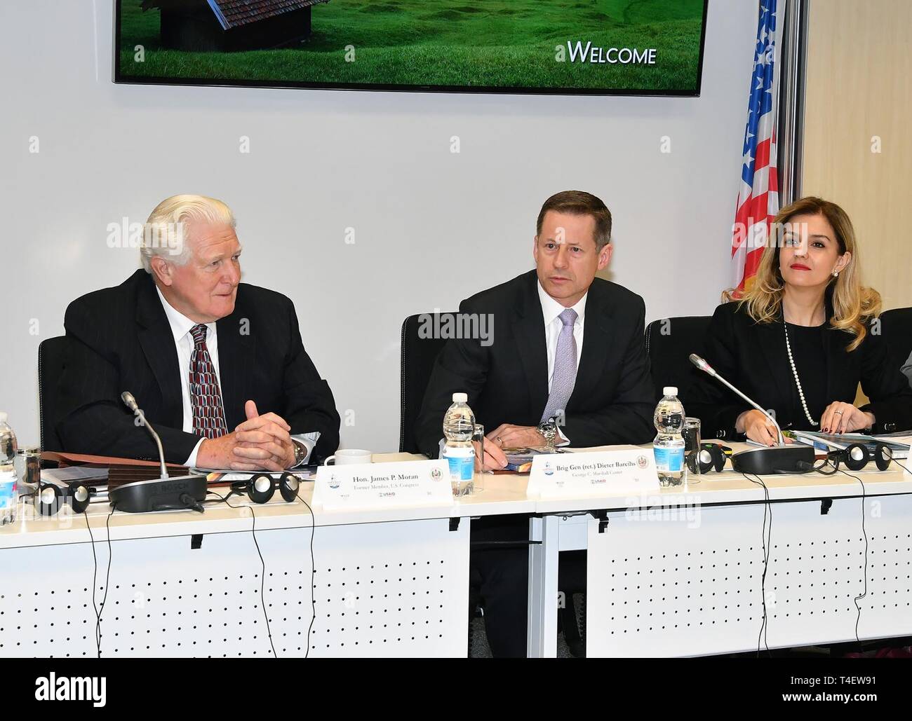 GARMISCH-PARTENKIRCHEN, Deutschland - pensionierte US Air Force Brig. Gen. Dieter Bareihs (Mitte), US-Stellvertretender Direktor des George C. Marshall Europäisches Zentrum für Sicherheitsstudien, spricht über das Marshall Center hat sich auf den Aufbau von Kapazitäten der legislative Organ im Partner Nationen konzentriert während seiner Eröffnungsrede auf der parlamentarischen Austausch über die Aufsicht von Einrichtungen im Sicherheitssektor und aktuellen Fragen zu etwa 20 Politiker aus der Republik Albanien, die Republik Georgien, Kirgisische Republik und Republik Nördlich Mazedonien 19. März am Marshall Center konzentriert. Auch dargestellt (l Stockfoto