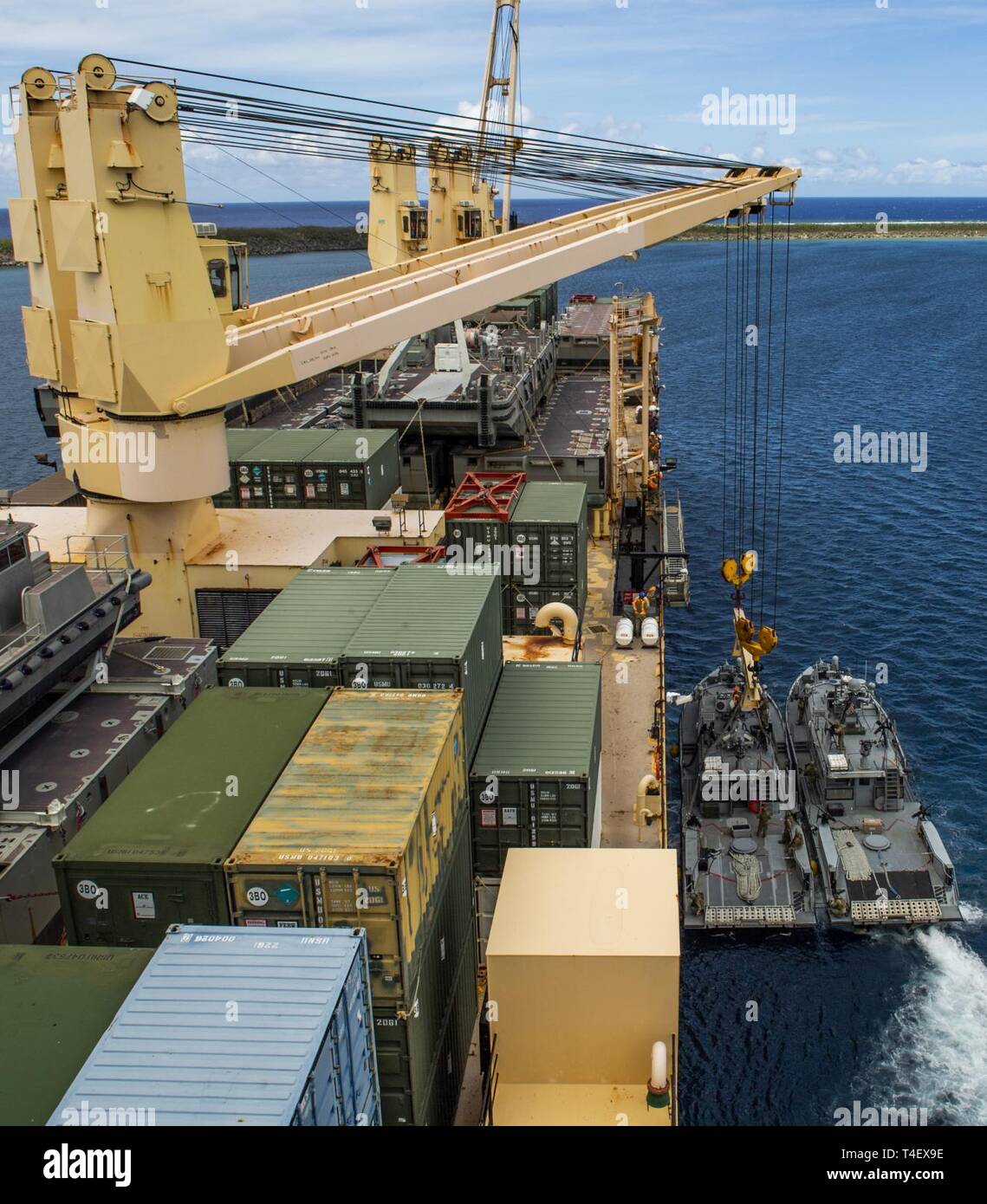 SANTA Rita, Guam (4. April 2019) Segler zur Marine Cargo Handling Bataillon (NCHB) (1), Trennung von Guam und Segler aus Küsten Riverine Squadron 2 Det zugeordnet. Guam, führen Sie zum ersten Mal einen Proof of Concept Aufzug in einem Mark VI Patrouillenboot an Bord der Military Sealift Command maritime Vorpositionierung Kraft ship USNS 2nd Lieutenant John S. Bobo (T-AK 3008) in Apra Harbor. NCHB-1, Loslösung Guam, Commander, Task Force 75 zugeordnet, ist nur aktiven Dienst in der Marine cargo handling Bataillon. Sie sind eine schnell einsetzbare Einheit der Marine Expeditionary Combat Command, der fähig ist, Be- und Entladen von Schiffen ein Stockfoto