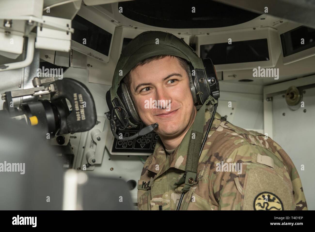 Idaho Army National Guard 1. Lt Josh McRoberts, einem Unternehmen, führt sein Tank Platoon auf ein Bataillon Verletzung. April 7, 2019, in Gowen Field. Die Schulung bot das Bataillon die Möglichkeit einer simulierten Bataillon Verletzung durch einen Feind Hindernis Riemen mit Hilfe der M1A2 Abrams Kampfpanzer zu leiten, Bradley Kampffahrzeugen und HMMWVs. Über die Simulatoren maximiert die Einarbeitungszeit und ermöglicht es, die auf die Mission in einer kontrollierten Umgebung üben. Stockfoto