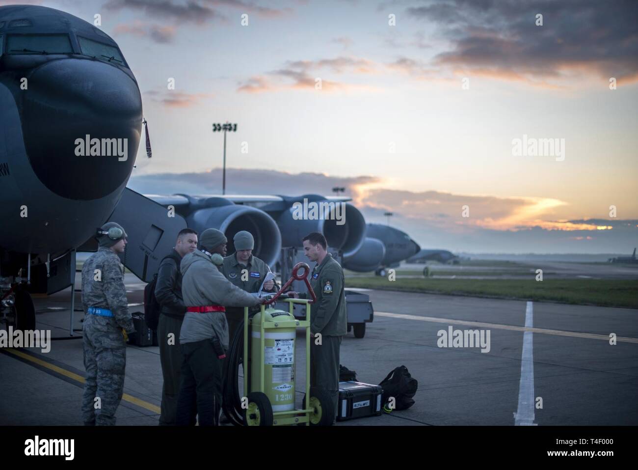 Us Air Force aircrew aus der 351 Air Refuelling Squadron und Mannschaft Leiter aus den 100 Aircraft Maintenance Squadron Review ein pre-flight Checkliste zusammen vor einem Flug unterstützende Übung gemeinsame Krieger 19-1 an RAF Mildenhall, England, April 4, 2019. Gemeinsame Krieger ist ein UK-geführten multinationalen Übung, beinhaltet zahlreiche Kriegsschiffe, Flugzeuge, Marines und Soldaten. Stockfoto