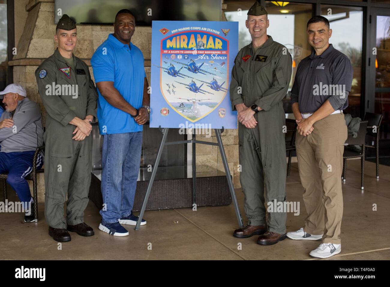 Oberst Charles Dockery (ganz links), kommandierender Offizier der Marine Corps Air Station Miramar und Brig. Gen. Michael J. Borgschulte (Mitte rechts), Assistant Wing Commander 3. Marine Flugzeugflügel präsentiert das Thema des diesjährigen Air Show", ein Gruß an America's First Responder" bei der MCAS Miramar, Calif., April 5. Die 2019-Turnier wurde zu Ehren des ersten America's Ersthelfer. Die Veranstaltung bestand hauptsächlich aus aktive militärische Aufgabe Mitglieder, Veteranen, der Feuerwehr und den San Diego Police Department. Stockfoto