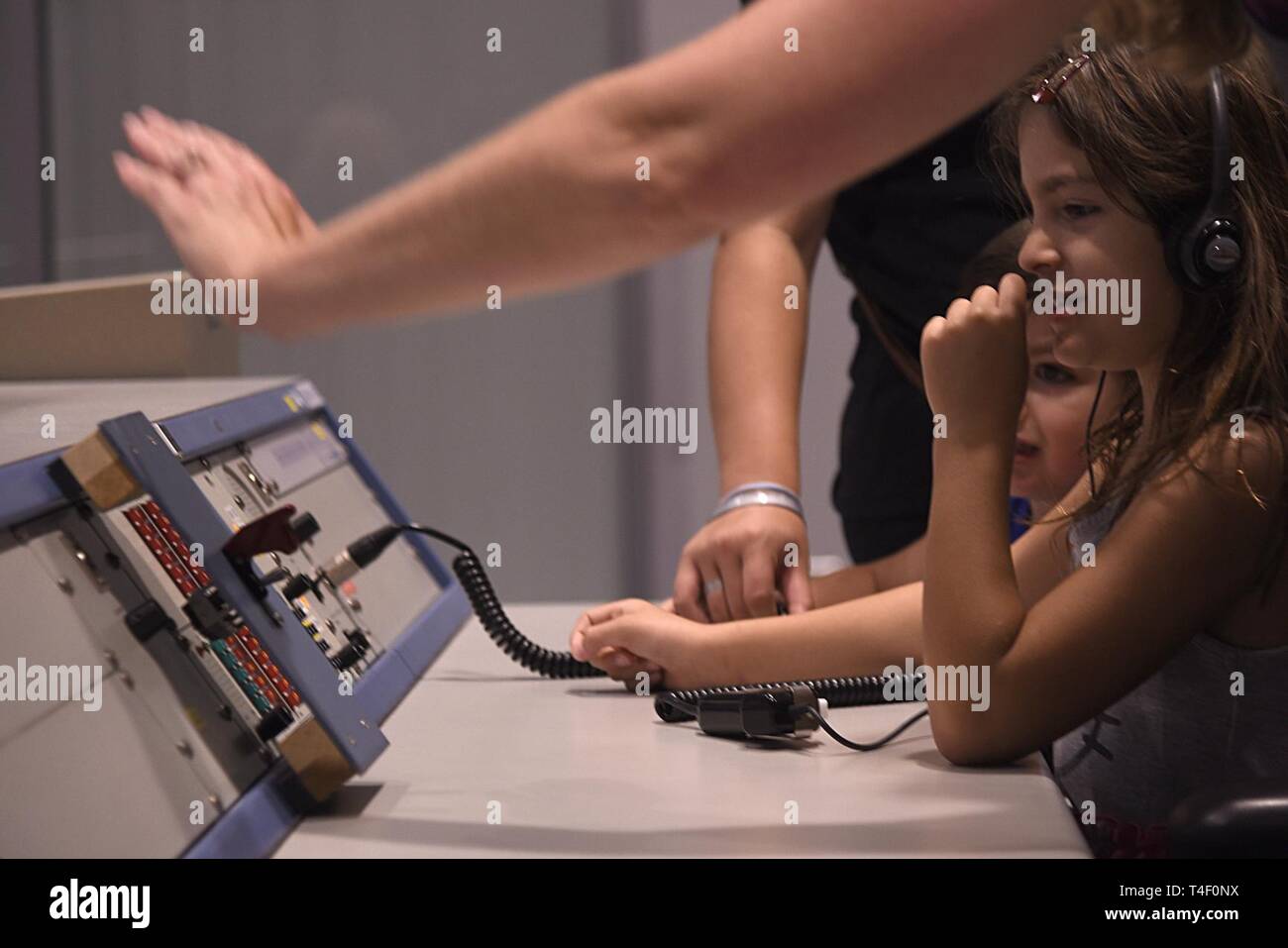 Samantha und ihr Bruder Enzo erfahren Sie mehr über die morrell Operations Center; ein Zentrum für Befehl und Kontrolle, während die 45th Space Wing Tag der Familie selbst geführte Tour der Cape Canaveral Air Force Station, Fla. Am 6. April 2019. Tag der Familie hatte mehrere Betriebs- und historische Anzeigen von Standorten, die 45Th Space Wing Familien die Möglichkeit gab zu sehen und über Cape Canaveral lernen. Stockfoto