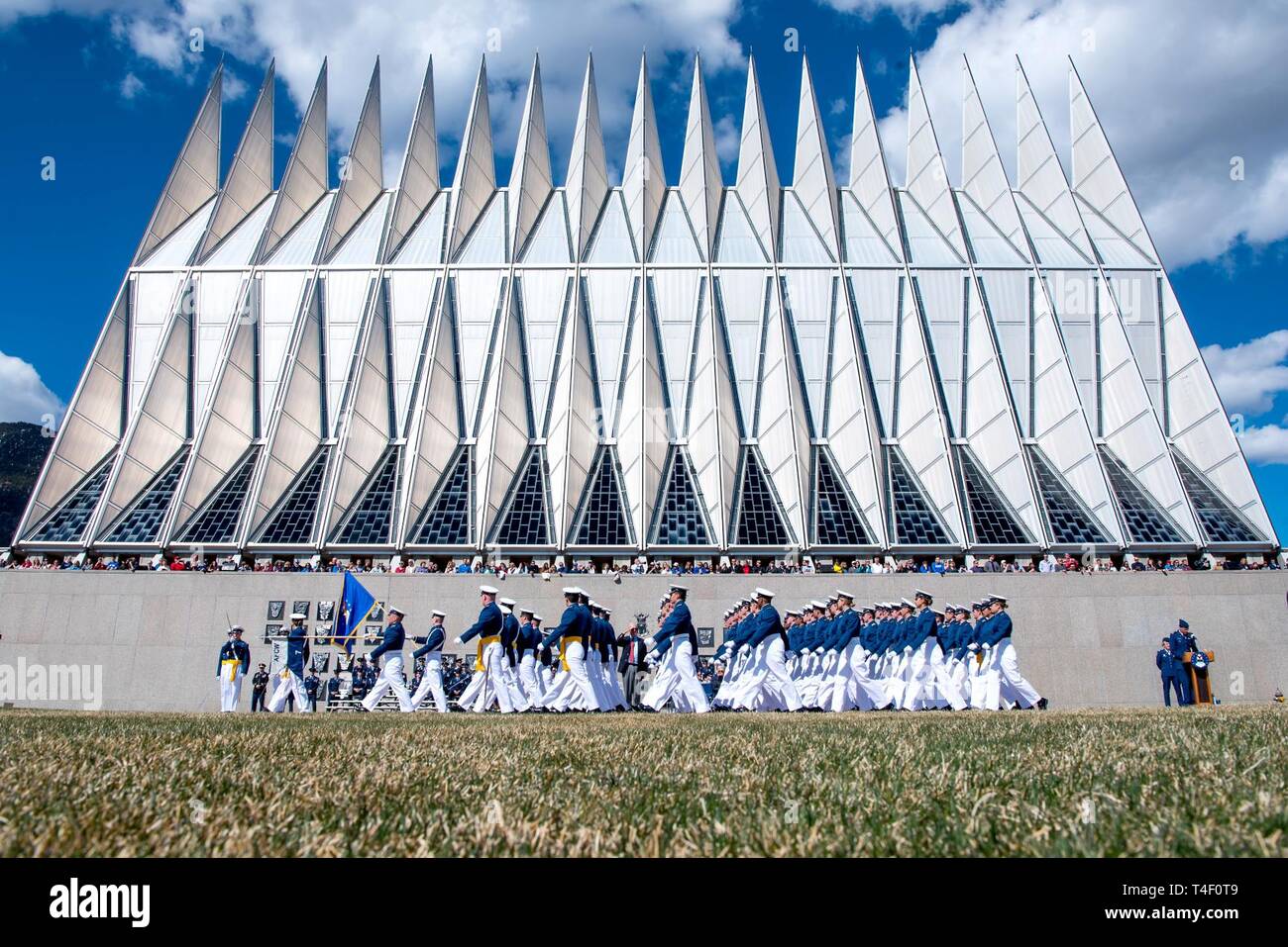 Us Air Force Academy - Kadetten März in Formation während des Gründers Day Parade auf der Terrazzo am 6. April 2019. Das Founder's Day Parade ist eine jährliche Veranstaltung, die Legacy feiert und die Zukunft der Akademie. Stockfoto