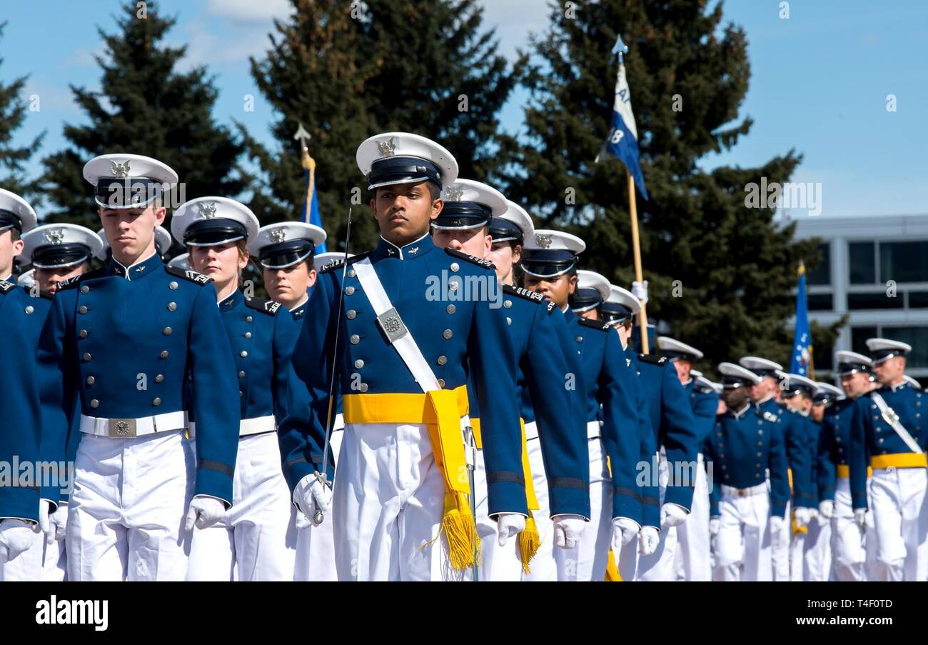 Us Air Force Academy - Kadetten März in Formation während des Gründers Day Parade auf der Terrazzo am 6. April 2019. Das Founder's Day Parade ist eine jährliche Veranstaltung, die Legacy feiert und die Zukunft der Akademie. Stockfoto