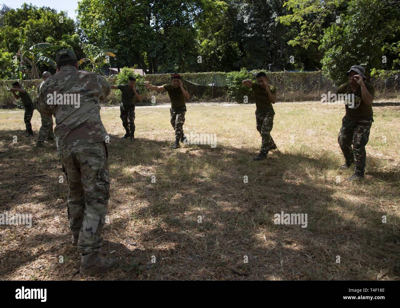 Us Air Force Staff Sgt. Jessie Bryan lehrt Philippinen Air Force Sicherheitskräfte Mitglieder zu Jab während combatives Ausbildung in Basa Air Base, Philippinen, 4. April 2019, während der Übung Balikatan. Balikatan Fortschritte kombinierte militärische Modernisierung und zur Entwicklung der Fähigkeiten durch die Zusammenarbeit und die Durchführung von Experten den Austausch. Bryan, ein Eingeborener von Sylvester, Georgien, ist Mitglied des Kaders der 736th Security Forces Squadron bei Andersen Air Base, Guam zugeordnet. Stockfoto
