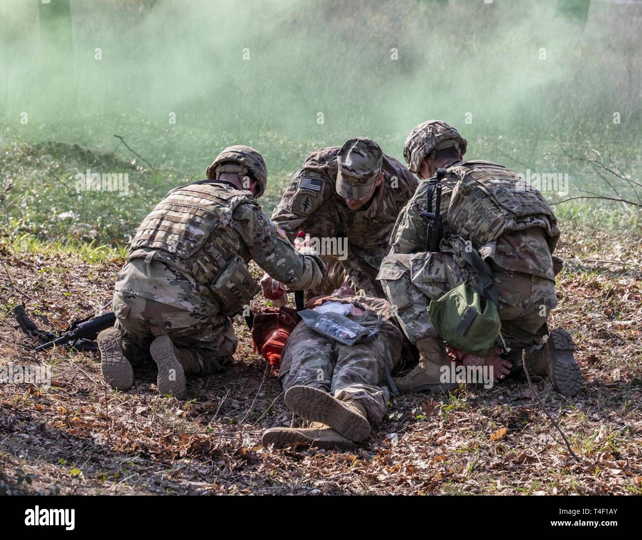 278Th ACR Soldaten führen medizinische Aufgaben während der Fahrt event Sporn an der Yavoriv Combat Training Center, Ukraine, 6. April statt. Stockfoto