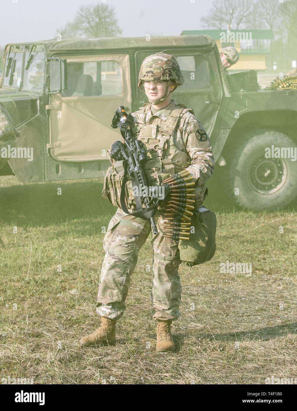Sgt. Julis Rozman aus der 278th Armored Cavalry Regiment wartet Ihr biegen Sie an der Strecke während der Fahrt event Sporn an der Yavoriv Combat Training Center, Ukraine, 5. April statt. Stockfoto