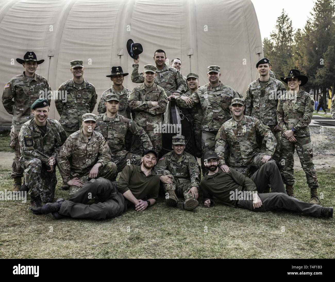 Gruppenfoto der Neu angespornt troopers nach der Reihenfolge der Induktion Zeremonie Sporn an der Yavoriv Combat Training Center, Ukraine, 8. April statt. Stockfoto