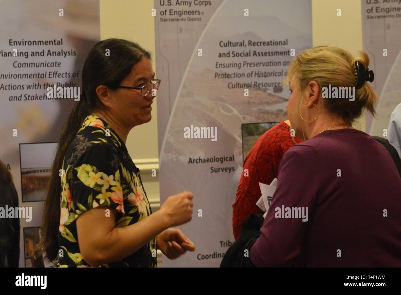 Sacramento Bezirk Umwelt planer Robin Rosenau spricht über Projekte, die Sie auf die Arbeit mit einem Teilnehmer am 2019 Business Open House am 27. März 2019 in Sacramento, Kalifornien. Stockfoto