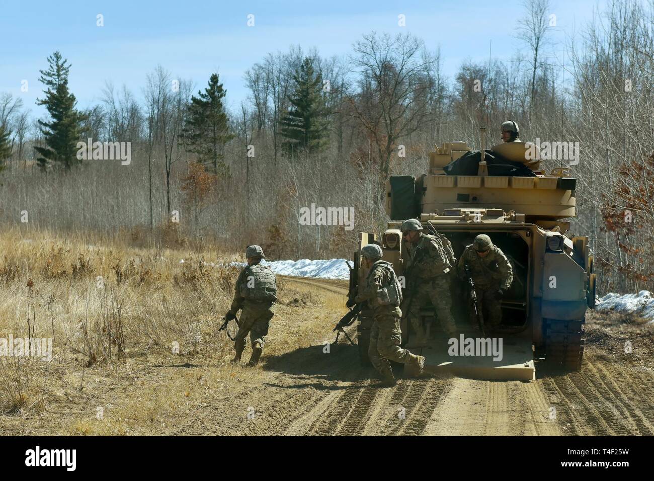 Pfadfinder der 1. Staffel - 94 Kavallerie Abbauen von einem M3A2 Bradley Scout Fahrzeug während der Ausbildung auf einem Squad live - Feuer Bereich April 3, 2019 auf Lager Ripley. Stockfoto
