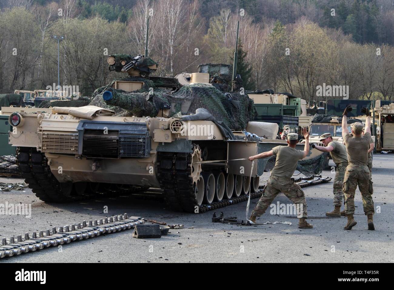 Soldaten in den 2 Bataillon zugeordnet, 34th Armored Regiment, 1st Armored Brigade Combat Team, 1.Infanterie Division, in Fort Riley, Kansas, für Verbündete Geist X vorbereiten, indem Sie re-Tracking ein M1A2 SEP Abrams tank V3 Joint Multinational Readiness Center in Hohenfels, Deutschland, 3. April 2019. Übung Allied Geist X umfasst rund 5.600 Teilnehmer aus 15 Nationen, 30 März - 17. April 2019, bei der 7th Army Training Befehl Hohenfels Training Bereich im südöstlichen Deutschland. Allied Geist ist ein US-Army Europe, 7th Army Training Befehl durchgeführte multinationale Übung Serie des Stockfoto