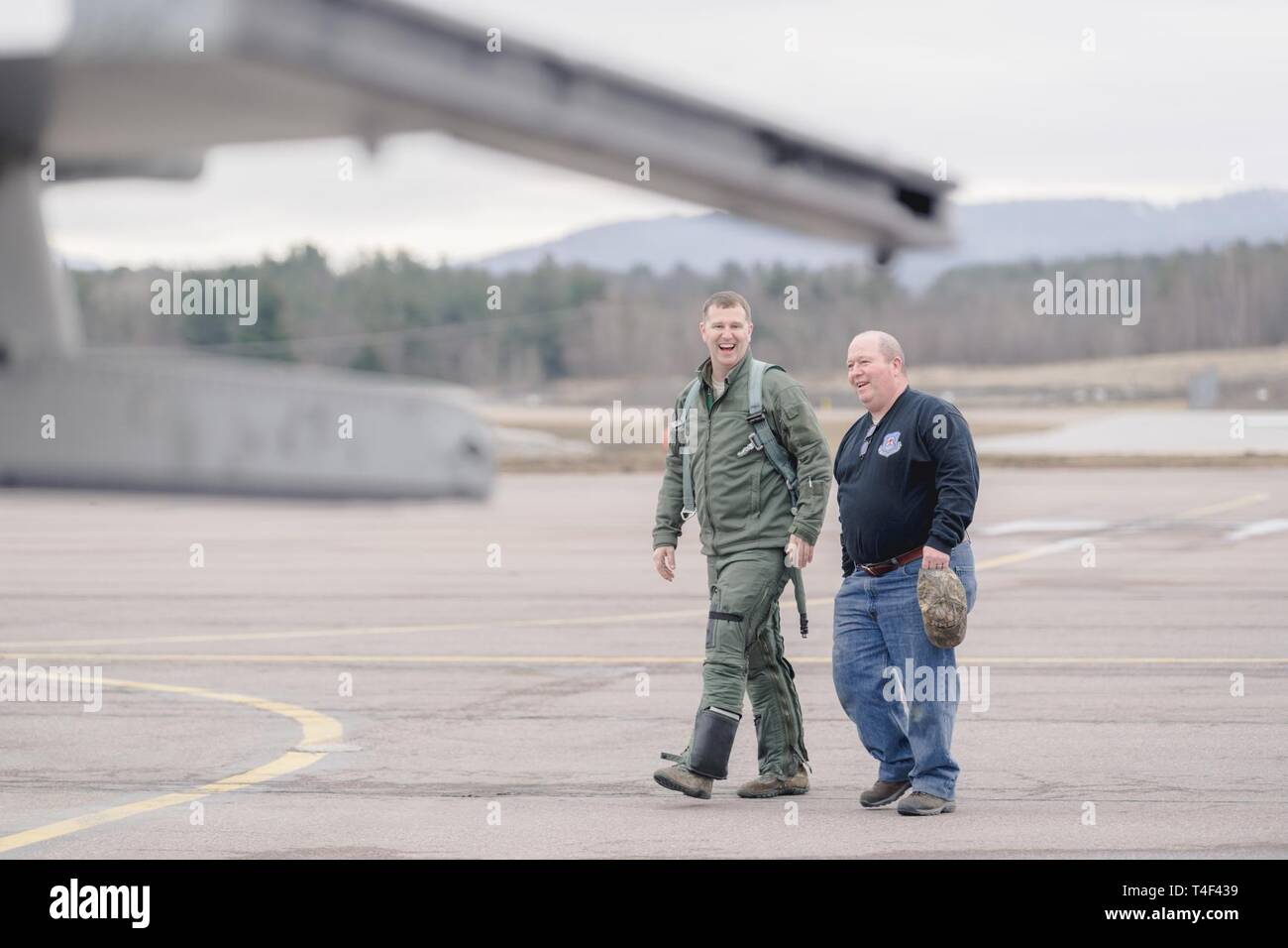 Oberstleutnant Daniel Finnegan, ein Pilot der 134 Fighter Squadron zugeordnet, 158 Fighter Wing, Burlington Air National Guard Base und James Benson, ein Rentner der 158 FW, diskutieren die letzten vier F-16 Fighting Falcons Abreise während einer "Viper" Zeremonie an der Vermont Air National Guard Base, South Burlington, VT, 6. April 2019. Die F-16 s Verlassen des VTANG sind nach 33 Jahren Dienst für die Zuweisung an anderen Standorten, vor F-35 Lightning IIs anreisen, später im Jahr 2019. Stockfoto