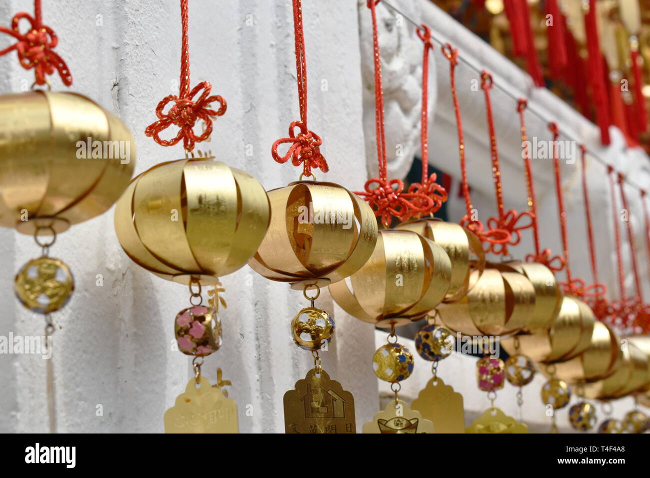 Yuchi Taiwan am 29. März 2019: Golden Bell Spende und schreiben Name für Glück hängen an der Wand in Xuanguang Tempel Sun Moon Lake Stockfoto