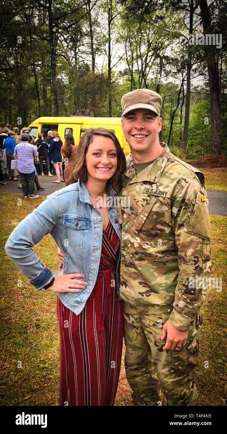 Fort Benning Ga Staff Sgt Forby Austin Und Seine Frau Emily Die Wiedervereinigung Zum Abschluss Der Ranger Schule Klasse 04 19 Abschlussfeier In Fort Benning Georgia 5 April 2019 Ranger School Ist Eine 61 Tagige
