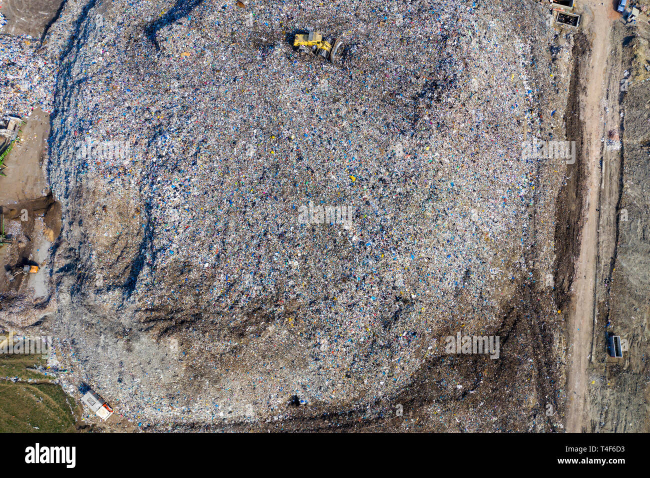 Antenne top drone Ansicht von großen Abfallhaufen, Müllkippe, Deponie, Abfälle aus Haushalt Dumping site, Bagger Maschine arbeitet auf einem Berg von Ga Stockfoto