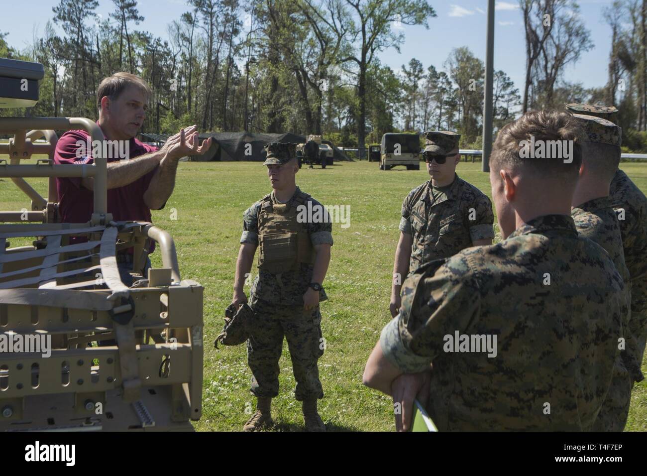Timothy W. Lepsch, der Marine Account Manager für CopaSAT, Links, spricht mit US-Marines mit 2Nd Marine Division über die Small Form Factor Satellitenkommunikation (Satcom) Unterwegs (Sotm) Gerät auf Camp Lejeune in North Carolina, 10. April 2019. Die CopaSAT Storm ist ein Ersatz für das aktuelle Netzwerk auf dem Verschieben (NOTM) System, das eine bessere Kommunikation Dienstleistungen Marines' können stationär oder Vorwärts eingesetzt. Stockfoto
