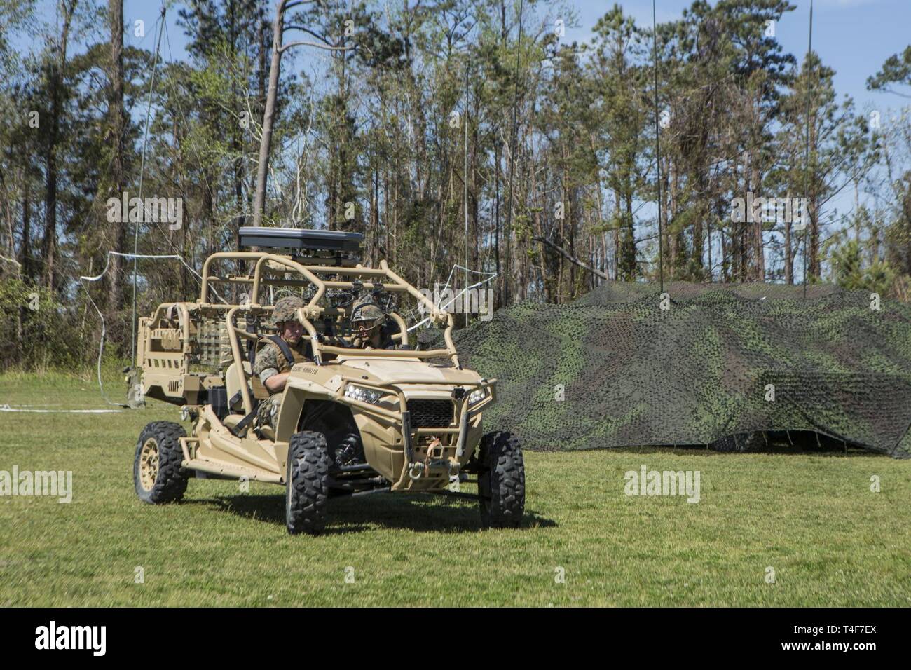 Us-Marines mit 2Nd Marine Division Test ein Small Form Factor Satellitenkommunikation (Satcom) Unterwegs (Sotm) Gerät, wenn es mit einem Dienstprogramm Aufgabe Fahrzeug (Utv) auf Camp Lejeune in North Carolina, 10. April 2019 beigefügt. Die CopaSAT Storm ist ein Ersatz für das aktuelle Netzwerk auf dem Verschieben (NOTM) System, das eine bessere Kommunikation Dienstleistungen Marines' können stationär oder Vorwärts eingesetzt. Stockfoto